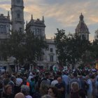 Manifestantes en la puerta del Ayuntamiento de Valencia