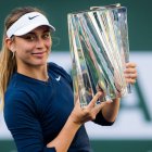 Paula Badosa, con el trofeo de ganadora de Indian Wells.