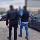 Momento de la detención de una de las personas implicadas