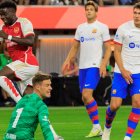 Bukayo Saka, anotando uno de los goles del Arsenal ante un Barcelona vestido de blanco.