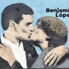 Vista del la pintura de Pedro Sánchez y Carles Puigdemont, dándose un beso en el mural del artista urbano TVBoy en Barcelona