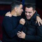 Míchel y Xavi Hernández, antes del encuentro de anoche en Montjuic.