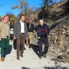 Vicent Mompó, en el centro, visita la zona afectada del incendio de Montitxelvo.