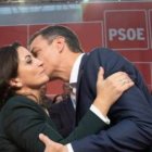 Andreu recibe el beso de Sánchez en un mitin del PSOE.