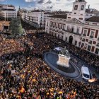 Cientos de miles de personas abarrotan la Puerta del Sol y las calles adyacentes