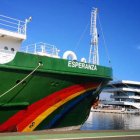 Barco de Greenpeace atracado en el Puerto de Valencia