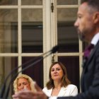 La alcaldesa de València, María José Catalá, observa al portavoz de Vox, Juanma Badenas, en la presentación del pacto de gobierno municipal.