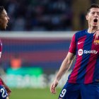 Lewandowski, junto a Koundé, en la celebración de su primer gol.