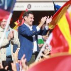 El presidente del PP andaluz y de la Junta, Juanma Moreno, durante su intervención en la concentración en Sevilla en contra de la amnistía