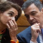 El presidente del Gobierno, Pedro Sánchez, habla con la vicepresidenta primera María Jesús Montero durante una sesión en el Senado.