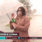 Carla Álvarez, durante su conexión en La Sexta y antes de perder el paraguas por el viento.