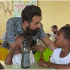 Miguel Lago, con los niños de su Fundación