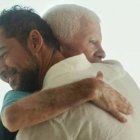 David Bisbal abraza a su padre, José Bisbal, enfermo de alzheimer.