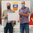 El alcalde de Sant Joan y concejal de Hacienda, Santiago Román y el concejal de Servicios Sociales, Marcos Piña