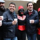 Mazón junto a los tradicionales pajes de Alcoy durante su visita al Campamento Real