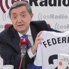 Federico Jiménez Losantos muestra, orgulloso, su regalo futbolero.