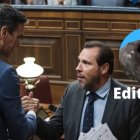 Pedro Sánchez da la mano a Óscar Puente, al que envió en su lugar a dar las réplicas a Feijóo en el debate de investidura.