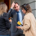 Óscar Puente, junto a dos periodistas, este miércoles a la entrada al Congreso.