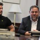 El portavoz de ERC en el Congreso, Gabriel Rufián, y el presidente de ERC, Oriol Junqueras durante su reunión con los grupos parlamentarios de su partido del Congreso y del Senado.