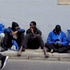 Inmigrantes tirados en una calle de Tenerife