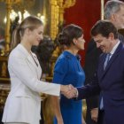 El presidente de Castilla y León saluda a la princesa Leonor en presencia de los Reyes