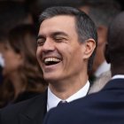 El presidente del Gobierno en funciones, Pedro Sánchez, ríe a su salida del acto de jura de la Constitución ante las Cortes Generales.