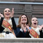 La alcaldesa María José Catalá con las falleras mayores durante una masclaetà.