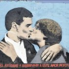 Pedro Sánchez y Carles Puigdemont besándose en un grafiti en Barcelona