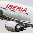 Avión de Iberia despegando.