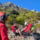 Momento en el que el corredor está siendo intervenido por los bomberos.