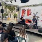 Francesc Anyó, dando su recital sobre "crecer la verga" en la Plaça del Llibre de Valencia