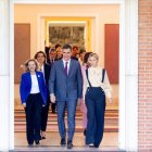 Pedro Sánchez junto a sus nuevos ministros y ministras del Gobierno