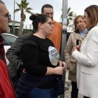 María José Catalá hablando con los vecinos del barrio de Orriols