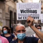 Varias personas participan en una manifestación convocada contra la gestión de Isabel Díaz Ayuso en las residencias durante la pandemia.