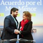 El presidente de la Región de Murcia, Fernando López Miras y la ministra para la Transición Ecológica, Teresa Ribera, se saludan durante la firma del protocolo sobre el Mar Menor.