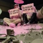 Antimilitares protestan contra la presencia del Ejército en Expojove manchando un tanque de pintura