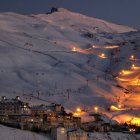 Estación de esquí de Sierra Nevada, en Granada, iluminada para practicar esquí nocturno.