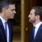 Casado y Sánchez, cara a cara, en su último encuentro en Moncloa