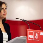 La portavoz del PSOE, Esther Peña, comparece en rueda de prensa en la sede de Ferraz