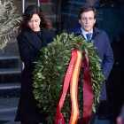 Ayuso y Almeida con una corona de flores a las víctimas del 11M