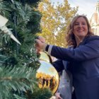 María José Catalá coloca la decoración en el árbol de la plaza del Ayuntamiento