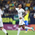 Rodrygo, celebrando uno de los dos goles que marcó este domingo en Cádiz.