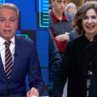 El presentador de los informativos de Antena 3, Vicente Vallés, y la ministra de Hacienda y vicepresidenta primera del Gobierno, María Jesús Montero.