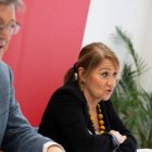 Inmaculada Rodríguez-Piñero, eurodiputada socialista acusada de cobrar irregularmente dietas debido a una incompatibilidad en sus cargos, junto al expresident de la Generalitat, Ximo Puig.