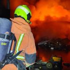 Bomberos actuando sobre el incendio de Quart de Poblet