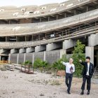 La presidenta del Valencia, Layhoon Chan, visita las obras del Nou Mestalla