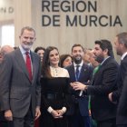 Fernando López Miras, junto a los Reyes de España, en el estand de la Región de Murcia en FITUR.