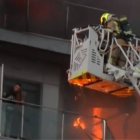 Los bomberos intenta rescatar a una persona atrapada.