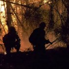 Bomberos en el incendio.