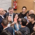 Universitarios del CEU UCH se fotografían con el expresidente Mariano Rajoy.